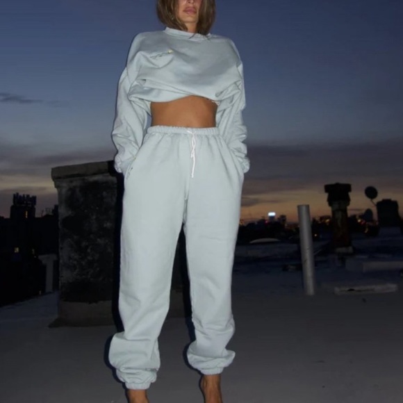 CROPPED CLASSIC CREWNECK - Picture 2 of 9